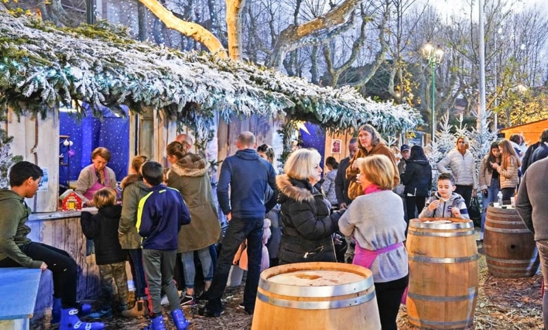 St. Tropez 🎄 Mercado navideño y eventos - chalets navideños de St. Tropez más