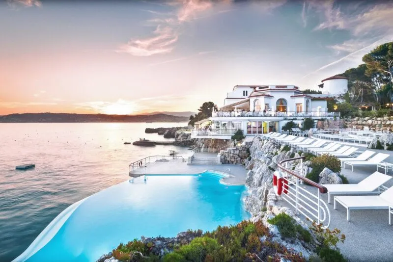 Incredible Stories Behind the Celebrities That Made the Riviera - Hotel du Cap Eden Roc swimming pool 1