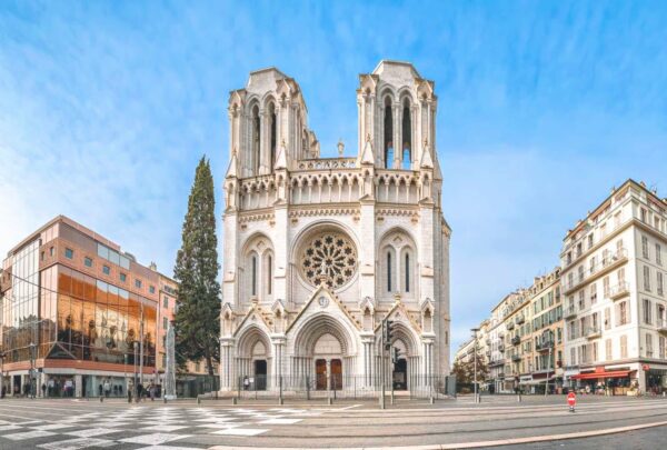 5 raisons pour lesquelles les gens visitent Nice - Nice France attractions notre dame cathedral travel 1