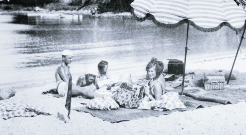 Villa America, Glitterati & the Birth of Summers på Rivieran - sara gerald murphy france beach 1